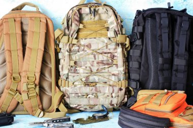 Sırt çantasında pusula, bıçak ve çoklu araç