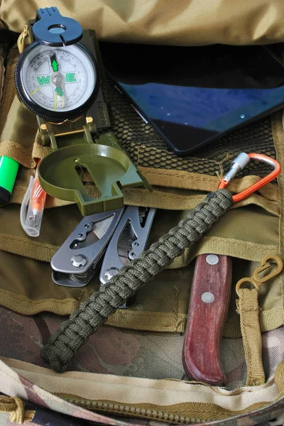 背包中的指南针 刀和多种工具 — 图库照片