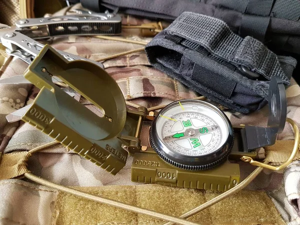 Kompass Messer Und Multifunktionswerkzeug Rucksack — Stockfoto