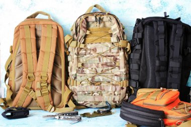 Sırt çantasında pusula, bıçak ve çoklu araç