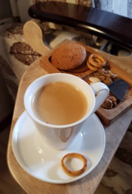 Kahvaltıda fındıklı kahve.