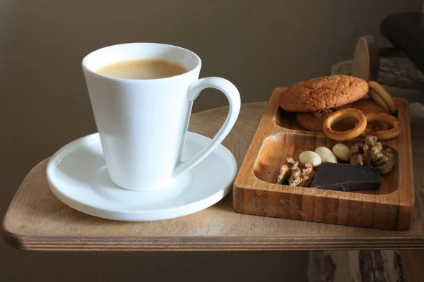朝食用のコーヒー ナッツ チョコレートのカップ — ストック写真