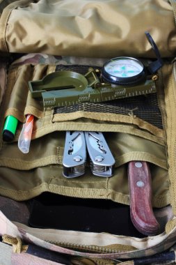 Sırt çantasında pusula, bıçak ve çoklu araç