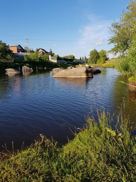 Des Rochers Pierre Gisent Dans Rivière — Photo