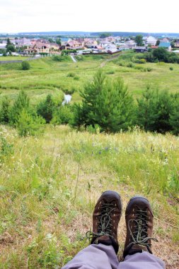 Turist bacaklarını uzatarak dinleniyor.