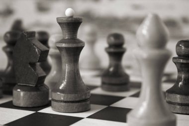 Satranç tahtasındaki satranç taşları