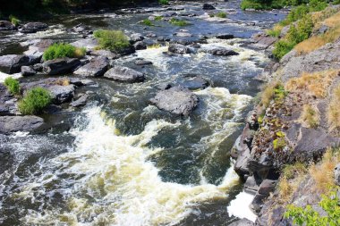 Dağ nehrinde taş kayalar var.