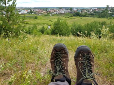 Turist bacaklarını uzatarak dinleniyor.