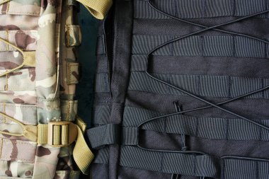 Yürüyüş için iki taktik sırt çantası.