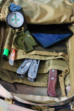 Sırt çantasında pusula, bıçak ve çoklu araç
