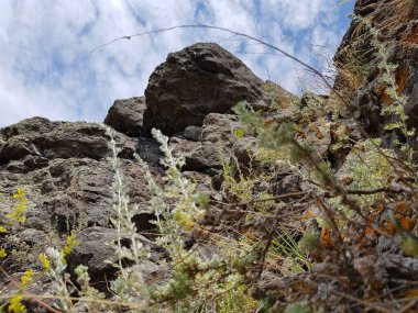 Mavi gökyüzüne karşı yükselen kayalar