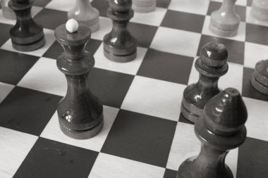 Satranç tahtasındaki satranç taşları