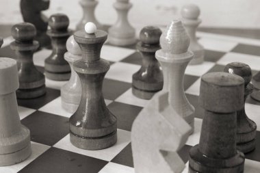 Satranç tahtasındaki satranç taşları