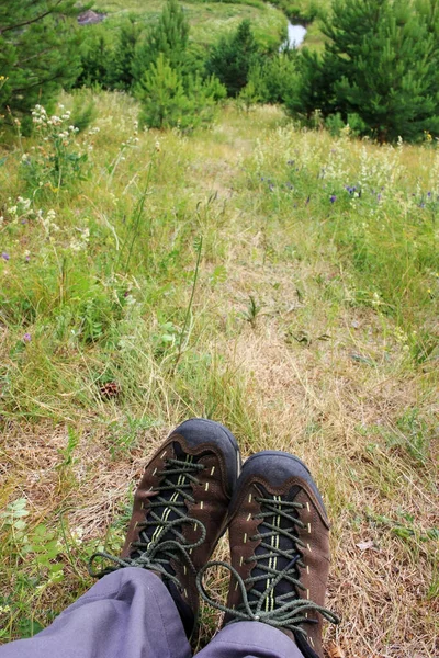 Bacakları açılıp dinlenen bir turist.