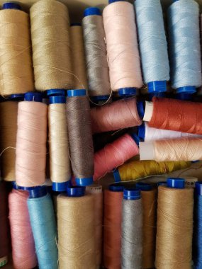 Çok renkli dikiş ipliği maketleri bir kutuda yatıyor