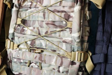 Farklı renkte taktik sırt çantaları