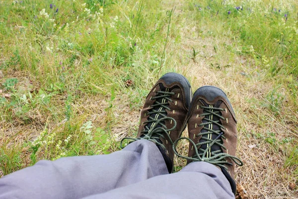 Tourist Ruht Sich Gras Aus Und Streckt Die Beine — Stockfoto