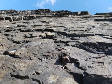 Mavi gökyüzüne karşı yükselen kayalıklar