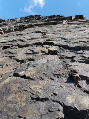 Taş granit kayalar mavi gökyüzüne karşı