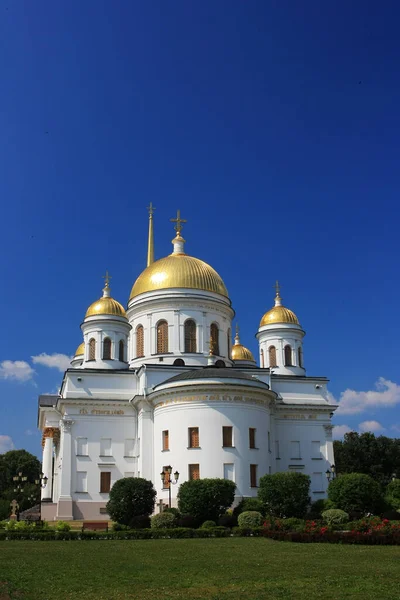 金色圆顶的古老的石头东正教教堂 — 图库照片