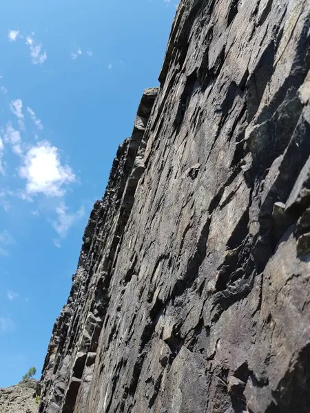 Roca Piedra Sobre Fondo Cielo Azul —  Fotos de Stock