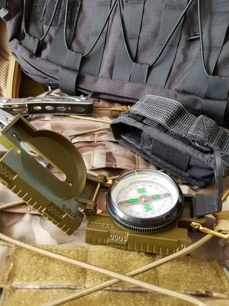 Kompas Multitool Leží Taktickém Batohu — Stock fotografie
