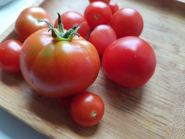 Red Ripe Tomatoes Lie Plate — Stock Photo, Image