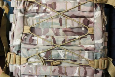 Kamuflaj taktik sırt çantasında halatlar ve bağlayıcılar.