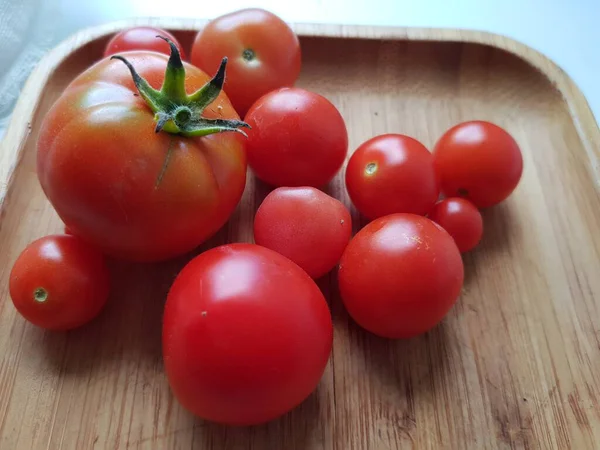 Los Tomates Rojos Maduros Yacen Plato — Foto de Stock