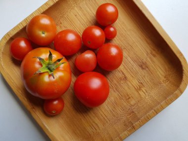 Tabakta kırmızı olgun domatesler