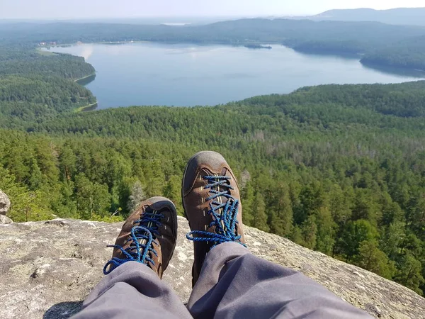 Tourist Sitzt Auf Einem Felsen Und Streckt Die Beine Aus — Stockfoto