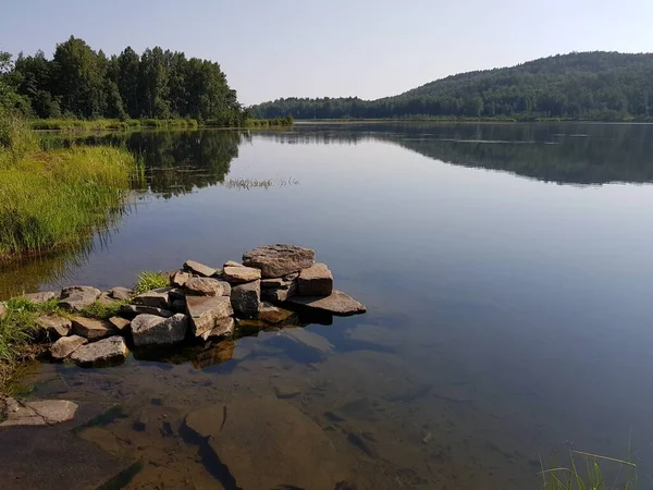 Steine Liegen Ufer Des Sees — Stockfoto