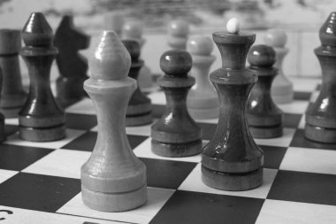 Satranç tahtasındaki satranç taşları