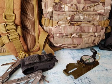 Yürüyüş için pusula, çoklu ve sırt çantaları