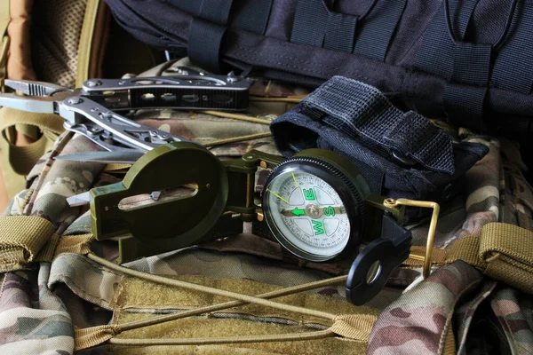 Yürüyüş için pusula, çoklu araç ve sırt çantaları