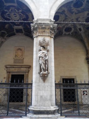                                İtalyan şehrinde bir sütunda antik heykel