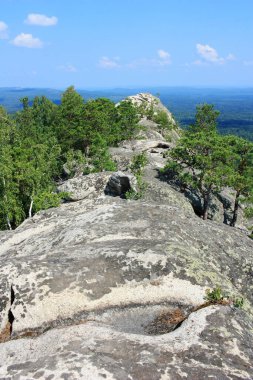 Kayalar Arakulsky Sheehan 'ı mavi gökyüzüne karşı
