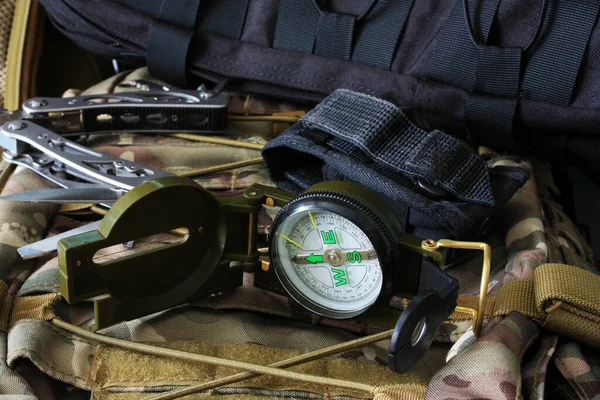 Kompass Und Menge Liegen Rucksack — Stockfoto