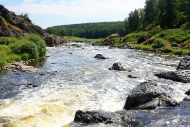 Dağ nehrindeki taş kayalar.
