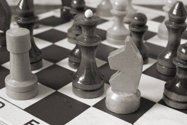 Satranç tahtasındaki satranç taşları