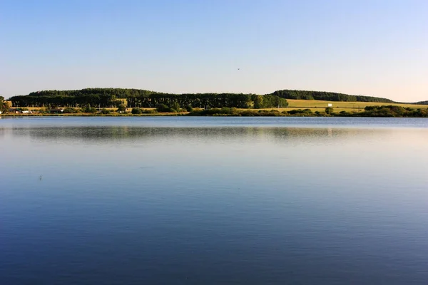 Green Forest Shore Blue Lake — Stock Photo, Image