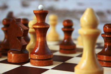 Satranç tahtasındaki satranç taşları