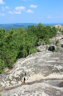 Kayalar Arakulsky Sheehan 'ı mavi gökyüzüne karşı