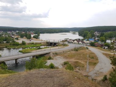 Bulutlu bir günde küçük bir köyün manzarası