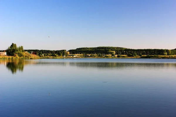 青い空の下で湖をきれいにする — ストック写真