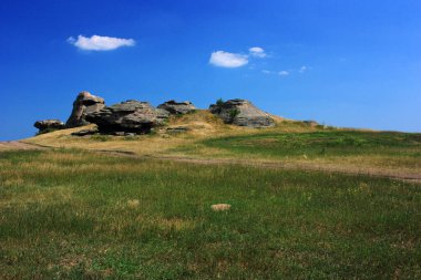 Taşlar mavi gökyüzüne karşı