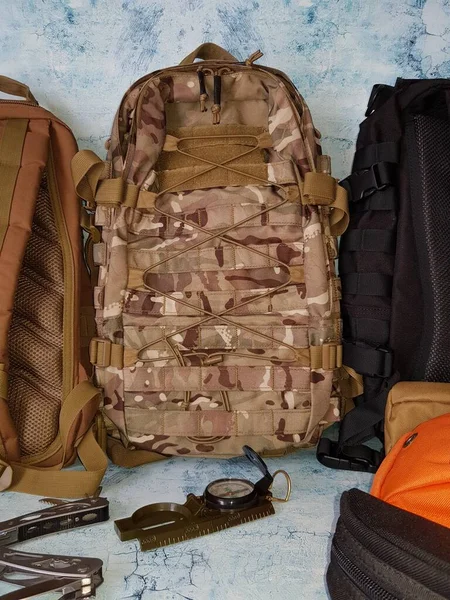 Kompass Und Multifunktionswerkzeug Liegen Neben Dem Rucksack — Stockfoto