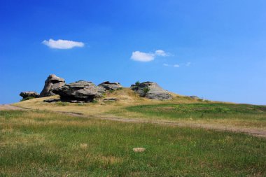 Bozkırdaki taş granit kayalar