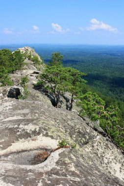Orman arasında Arakul Shikhan 'ın taş kayaları