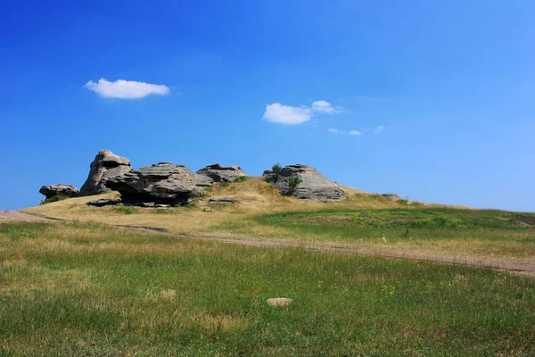 Bozkırdaki taş granit kayalar